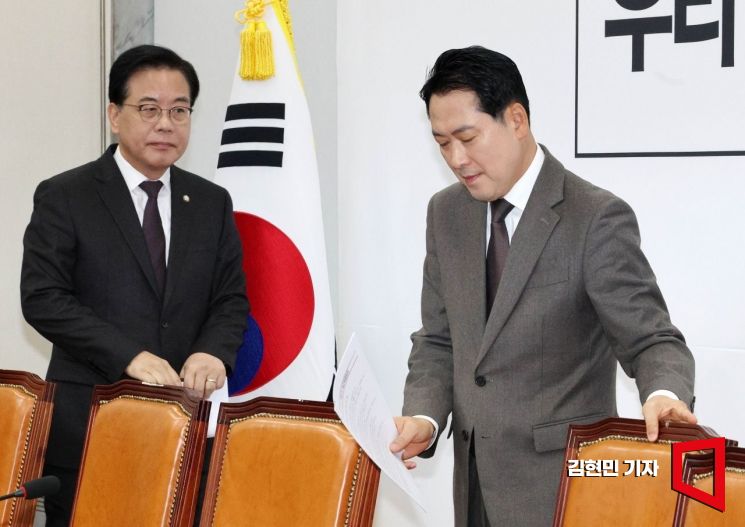 [포토] 최고위원회의 참석하는 장동혁