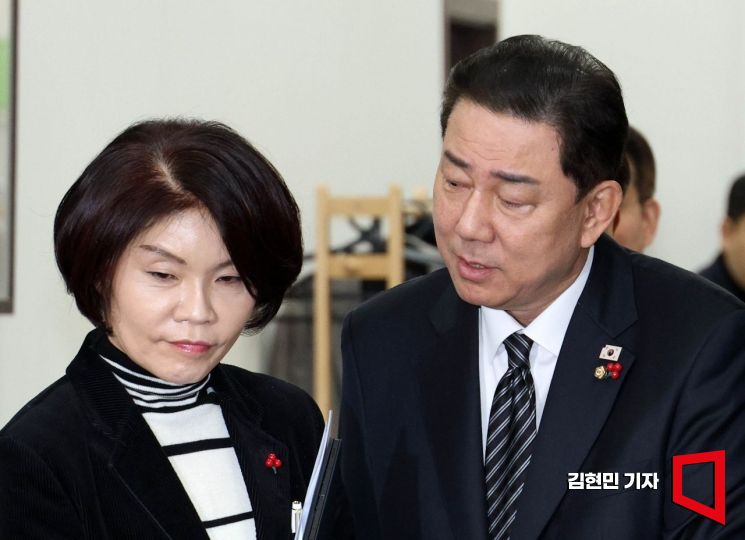 [포토] 정책조정회의 참석하는 김병기-한정애