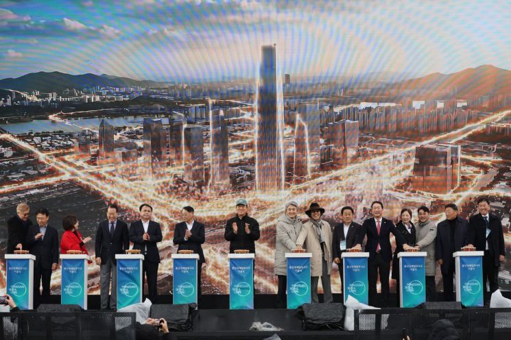 오세훈 서울시장이 지난달 27일 서울 용산국제업무지구 기공식에서 정정래 한국철도공사 사장직무대행, 국민의힘 권영세 의원 등 참석자들과 기념촬영하고 있다. 연합뉴스