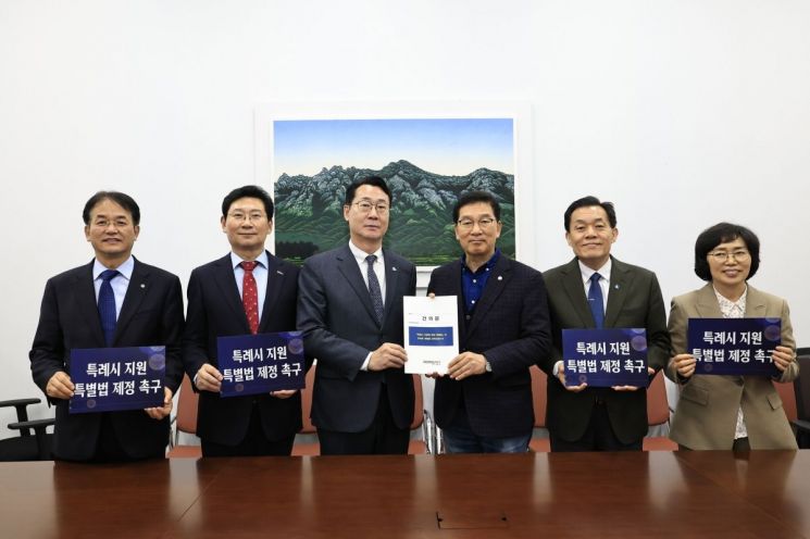 이동환 고양시장 등 5개 특례시장이 지난 10일 국회 행정안전위원장실에서 열린 '대한민국특례시시장협의회-국회 행정안전위원회 간담회'에 참석해 국회 행정안전위원회에'특례시 지원 특별법'제정을 촉구하는 건의문을 전달하고 있다. 고양특례시 제공