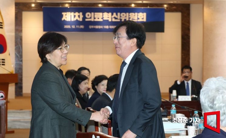 [포토] 인사 나누는 정은경 장관과 정기현 위원장