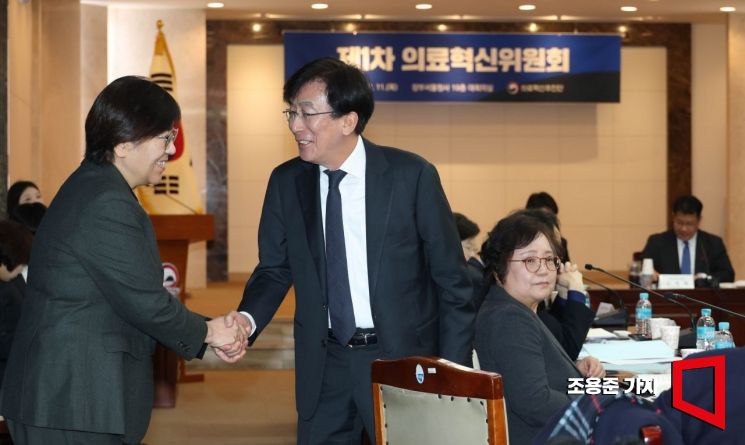 [포토] 악수하는 정은경 장관과 정기현 위원장