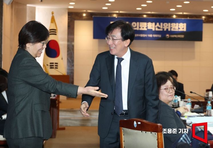 [포토] 대화하는 정은경 장관과 정기현 의료혁신위원장