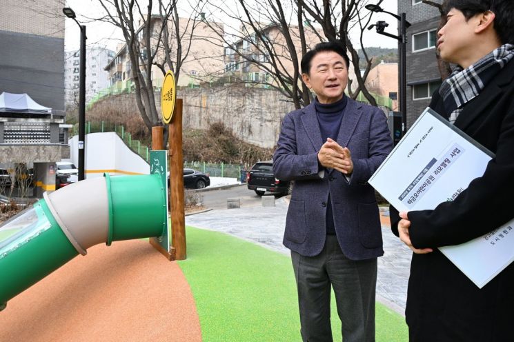 김동근 시장이 지난 10일 금오동 하금오어린이공원 리모델링 완료 현장을 점검하고 있다. 의정부시 제공