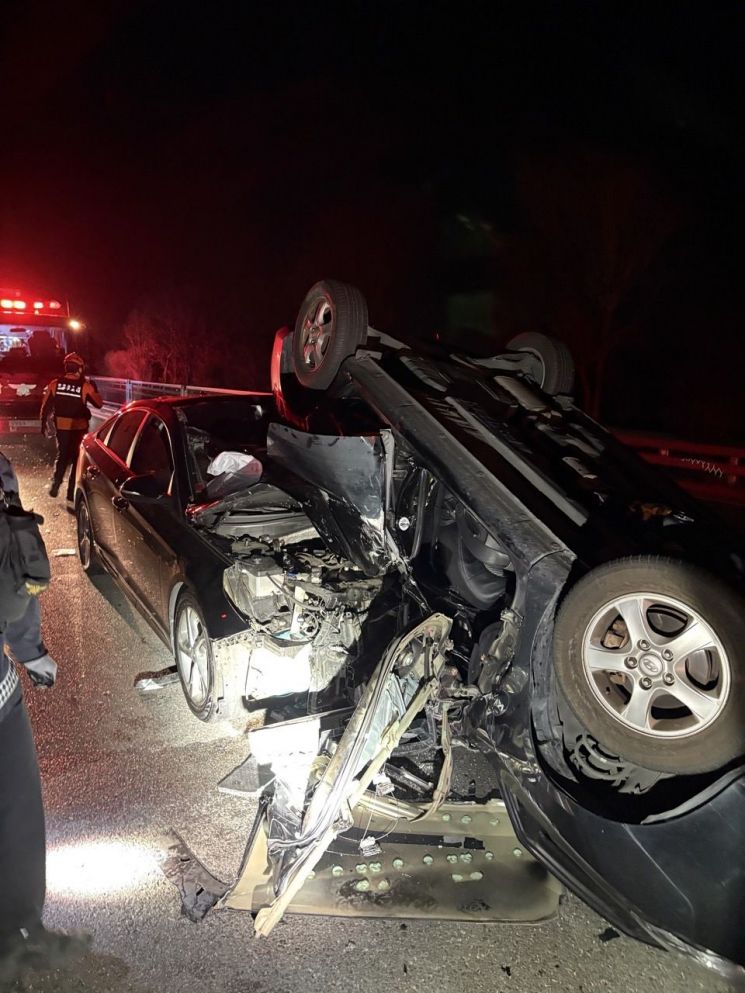 진주 국도서 지게차 받은 승용차 전복, 2차 추돌 … 50대 운전자 숨져