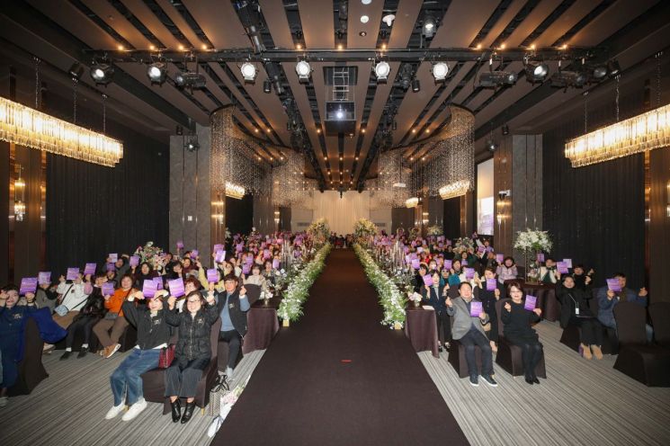 주광덕 남양주시장 등 참석자들이 지난 10일 다산동 파로스 컨벤션에서 '2025년 행복지킴이의 밤' 행사를 개최하고 있다. 남양주시 제공