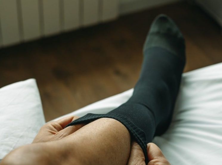 잠깐 신은 양말 내일도 신는다고?…"최대 90일 살아있다" 만년 무좀 고생하는 이유