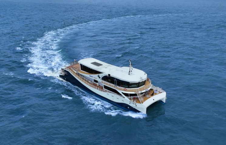 '두둥실 출렁출렁' 순삭, 배 탄 것 맞아?… 친환경 부산항 항만안내선 첫 뱃고동