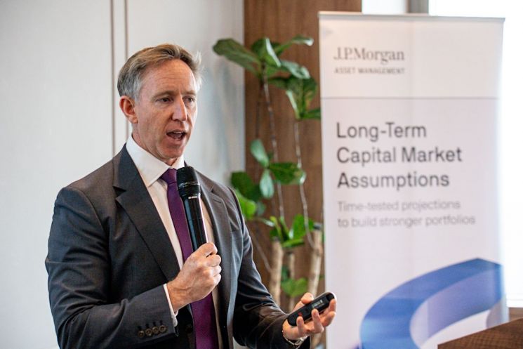 캐리 크레이그 제이피모간자산운용 글로벌마켓전략가가 11일 서울 여의도 CCMM빌딩에서 진행된 '한화운용XJPM 2026 LTCMA' 기자 간담회에서 '2026년 장기자본시장가정'(2026 LTCMA)을 발표하고 있다. 한화자산운용