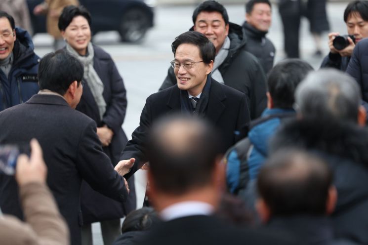 박주민 더불어민주당 의원이 11일 서울 종로구 광화문광장에서 서울시장 출마 선언을 하기 위해 단상으로 이동하며 지지자들과 인사를 나누고 있다. 연합뉴스