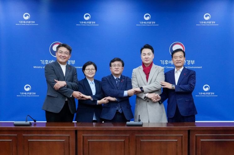 오언석 도봉구청장은 지난 9일 기후에너지환경부 한강홍수통제소에서 열린 '기후부-동북4구 간담회'에 참석해 도봉구 주요 현안에 대한 기후부의 적극적인 협조를 요청했다. 오른쪽 두 번째 오언석 도봉구청장, 세 번째 김성환 기후에너지환경부장관. 도봉구 제공.