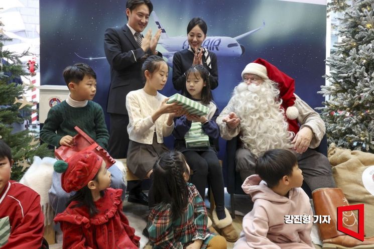 [포토] 크리스마스 앞두고 산타할아버지에게 선물 받는 어린이들