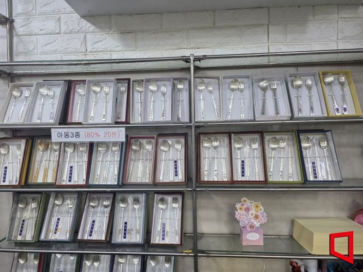 "금반지 포기했는데 은수저도 20만원"…치솟는 가격에 돌 선물 공식 깨졌다