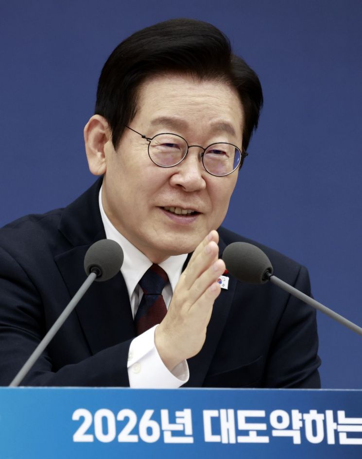 李대통령 "소수 공무원이 흙탕물…심각한 인사 문제는 연락 달라"