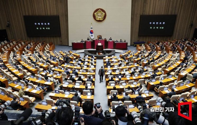국힘 다시 필리버스터 돌입…첫주자 곽규택, 우원식 항의 피켓