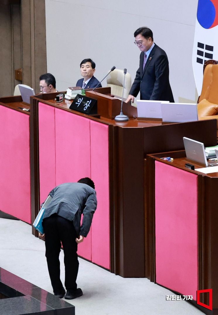 국힘 다시 필리버스터 돌입…첫주자 곽규택, 우원식 항의 피켓