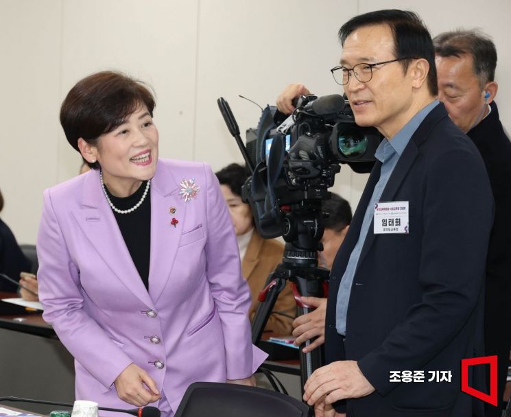 [포토] 인사하는 강은희 시도교육감협의회 회장