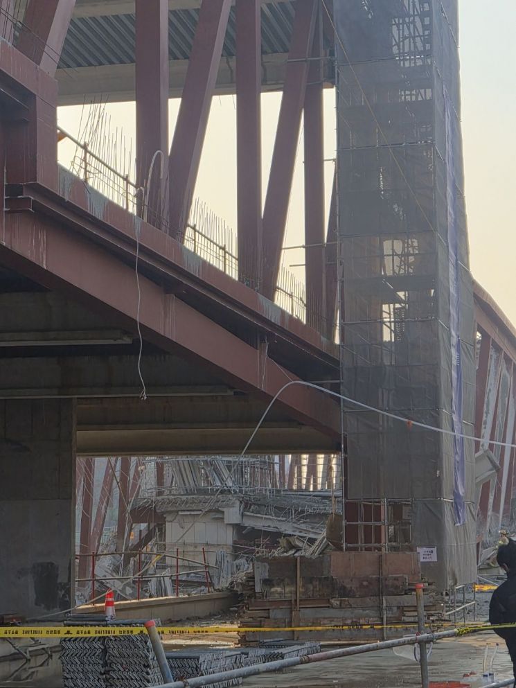 옥상층에서 시작된 붕괴로 철근·거푸집 구조물이 아래로 무너져내린 현장 모습. 구조물 잔해와 휘어진 철근이 그대로 남아 있다. 송보현 기자