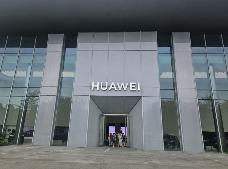 "화웨이, 아이폰 꺾고 1위 탈환" 中 매체들 흥분