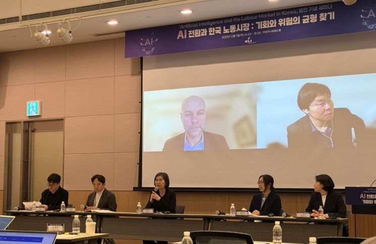 한국노동연구원(KLI)이 11일 서울 여의도 FKI타워에서 개최한 경제협력개발기구(OECD)-KLI 공동 보고서 'Artificial Intelligence and the Labour Market in Korea' 발간 기념 세미나에서 패널 토론이 이뤄지고 있는 모습. 김평화 기자