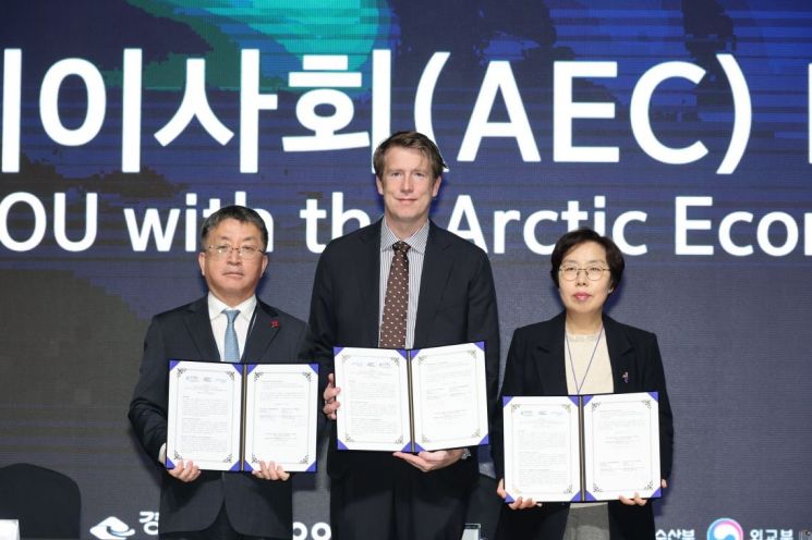 북극경제이사회와 양해각서를 체결하고 기념촬영하고 있다(왼쪽부터 장상길 포항시 부시장, 매즈 크비스트 프레데릭센 북극경제이사회(AEC) 사무총장, 최영숙 경상북도 환동해지역본부장). 포항시 제공