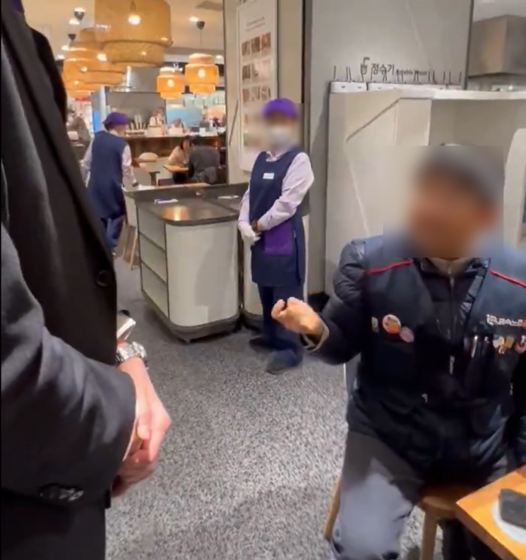 백화점 식당서 밥 먹는데 "노조 조끼 벗어라"…"노동자 혐오냐" 무례 응대 논란