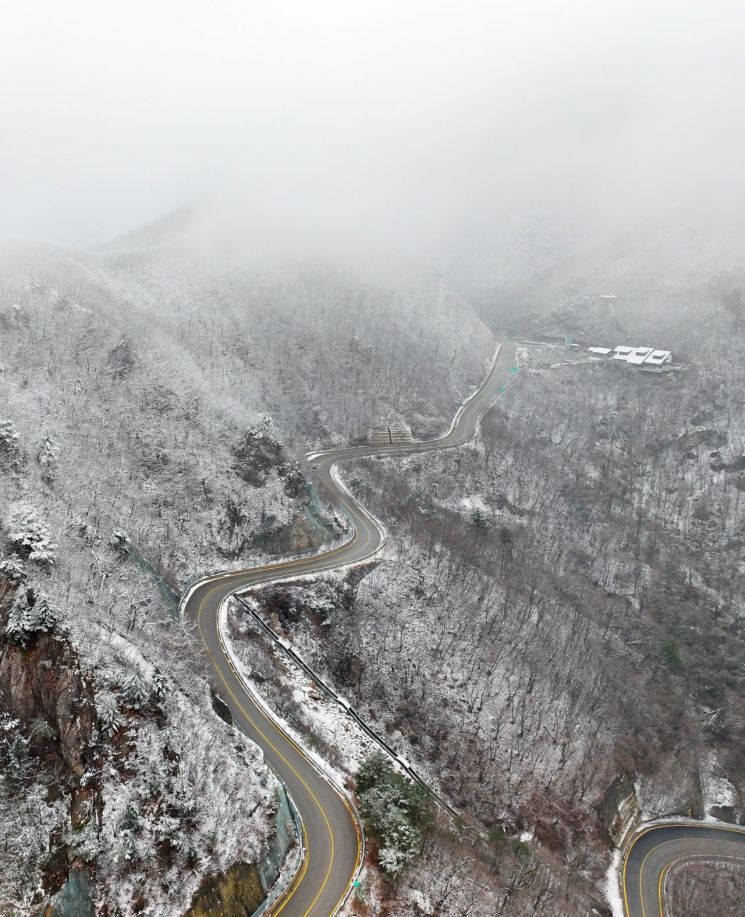 강원특별자치도는 11일 오후 10시를 기해 동해, 삼척, 고성 등 영동 지역을 중심으로 대설주의보가 발효됨에 따라 재난 피해 최소화를 위해 재난안전대책본부(재대본) 비상 1단계 근무에 돌입했다. 사진은 지난 11월 26일  많은 눈이 내린 양양군 한계령 정상에서 바라본 백두대간 일원이 설국으로 변해 있다. 연합뉴스 제공
