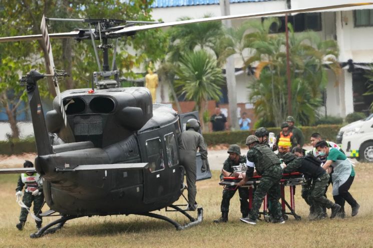 지난 10월 맺었던 휴전협정을 깨고 태국과 캄보디아가 닷새째 무력 충돌을 벌이면서 사망자가 22명으로 늘어나는 등 확전 양상을 보이고 있다. AP연합뉴스