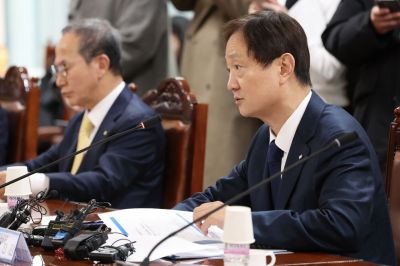 이찬진 금융감독원장이 10일 오후 서울 중구 전국은행연합회에서 열린 금융감독원장-금융지주 회장 간담회에서 발언하고 있다. 이날 간담회에는 양종희 KB금융지주 회장, 진옥동 신한금융지주 회장, 함영주 하나금융지주 회장, 임종룡 우리금융지주 회장, 이찬우 농협금융지주 회장, 황병우 iM금융지주 회장 등이 참석했다. 연합뉴스