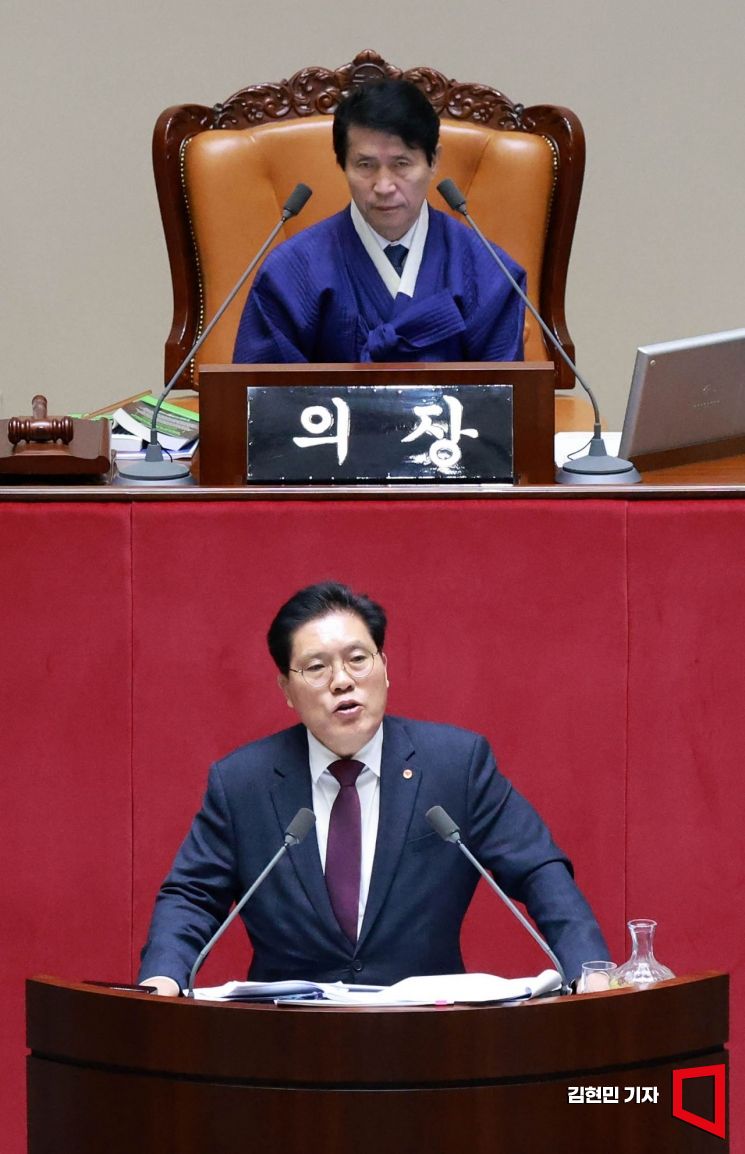 포토] 필리버스터 이어가는 송석준 의원 - 아시아경제