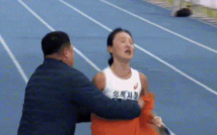 The moment Lee Sumin (Samcheok City Hall), who finished first in the women's category at the 2025 Incheon International Marathon, crossed the finish line. Photo by KBS Sports