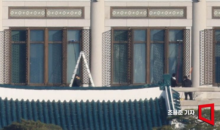 [포토] 분주한 청와대본관 유리청소