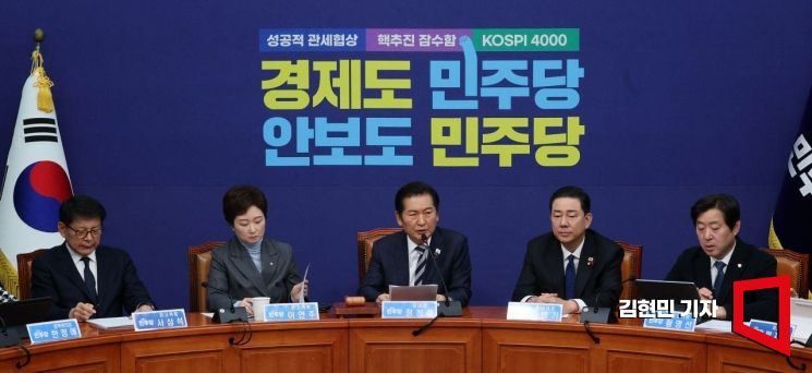 유시민 "지금 민주당 굉장히 위험…권한 있는데 말만해, 뭐 하는지 모르겠다"