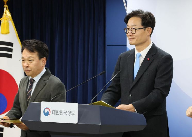 [단독]총리실 민정실장, 민주당 단톡방 참여 정치중립 위반 의혹