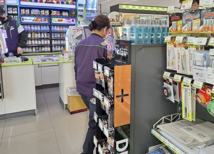 在CU便利店丰洞店工作的便利店事业团。高阳特例市提供