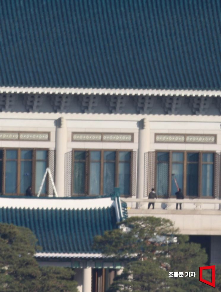 [포토] 청와대본관 외부청소중