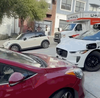 미국 샌프란시스코에서 자율주행 택시 웨이모 3대가 'T자'로 대치하는 장면이 포착됐다. abc뉴스