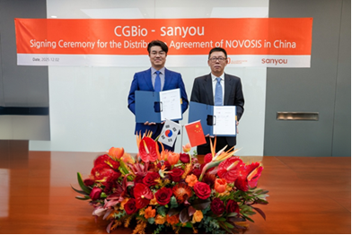 (From left) Yoo Hyunseung, CEO of CGBio, and Siwinong Sanyu Medical CEO are taking a commemorative photo after signing a partnership and sales agreement for the bone substitute material "Novosis." CGBio
