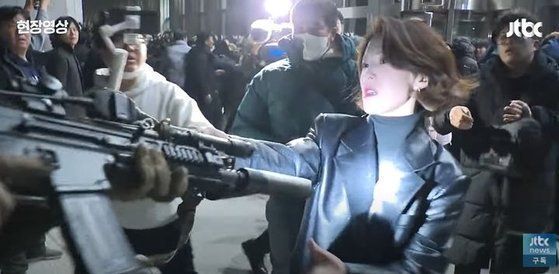 안귀령 대통령실 부대변인이 12·3 비상계엄 당시 계엄군에 맞서 총기를 뺏으려는 모습. JTBC 뉴스