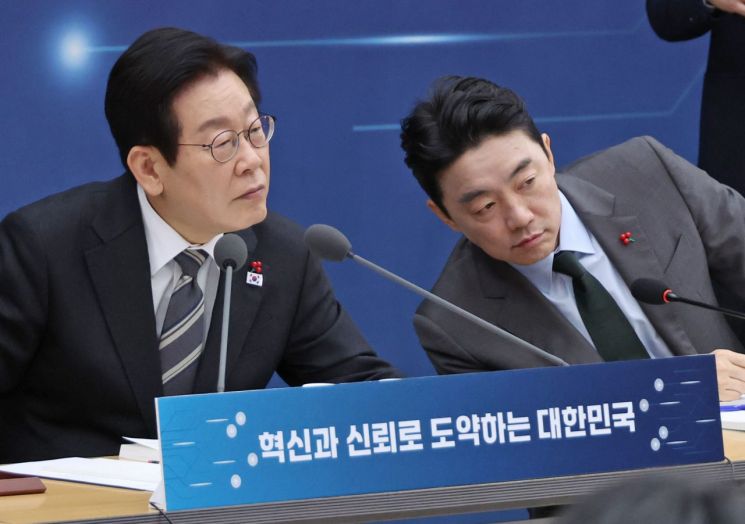 유시민 "지금 민주당 굉장히 위험…권한 있는데 말만해, 뭐 하는지 모르겠다"