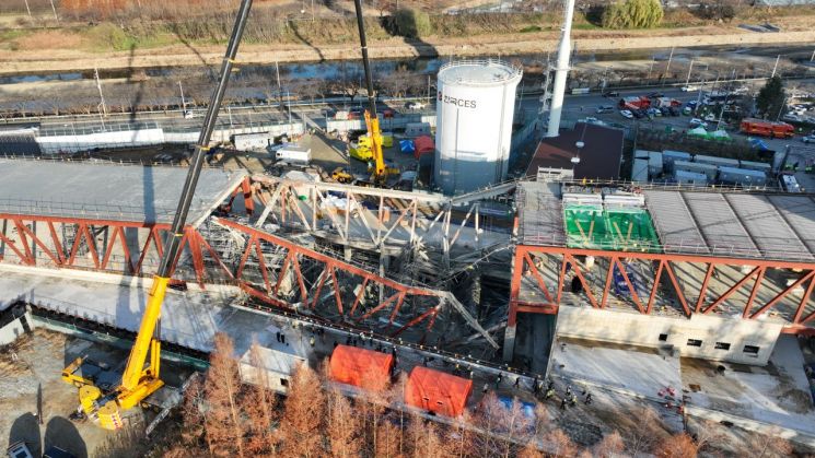 광주대표도서관 신축 현장 붕괴 사고 이틀째인 12일, 광주 서구 치평동 공사 현장에서 구조당국이 크레인을 투입해 매몰 지점 주변을 정리하며 수색 작업을 이어가고 있다. 광주소방 제공