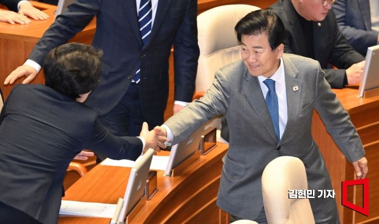 [포토] 여당 의원들과 인사하는 정동영