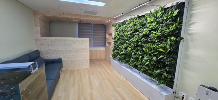 “초록에서 쉼을 얻는다”… 남울주소방서 청량119안전센터, 휴게실 벽에 살아있는 숲 설치