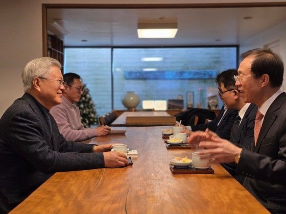 이석연 국민통합위원장이 12일 경남 양산 평산마을에서 문재인 전 대통령을 예방하고 있다. 연합뉴스