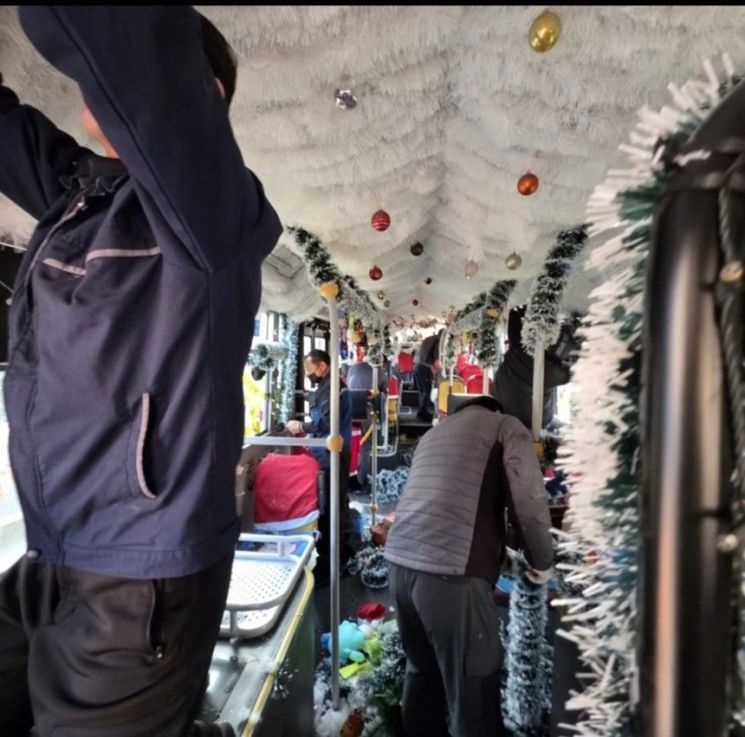"힘을 쓸 수가 없다" 겨울철 부산명물, '산타버스' 운행 중단하는 까닭