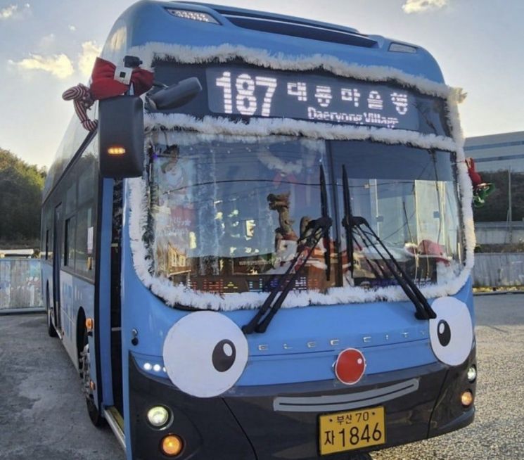 "힘을 쓸 수가 없다" 겨울철 부산명물, '산타버스' 운행 중단하는 까닭