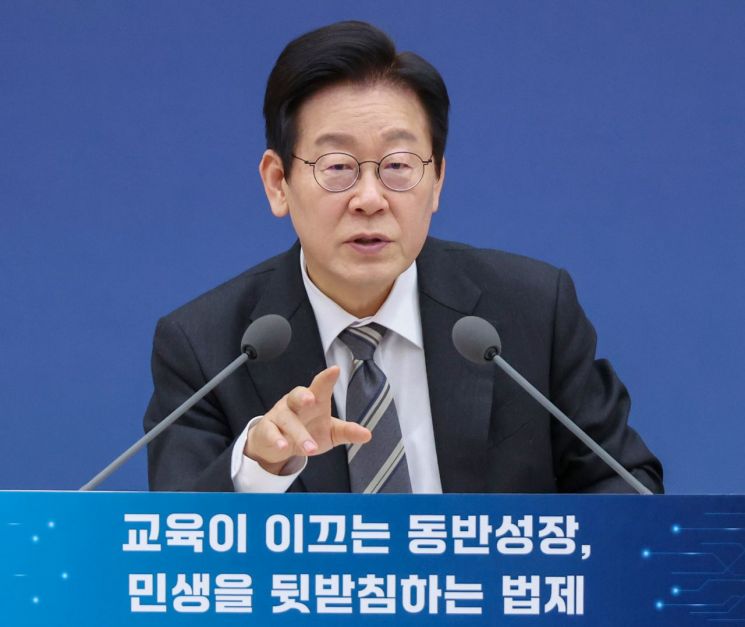 [폴폴뉴스]李대통령 국정 지지율 54.3%…지난주보다 0.6%p ↓