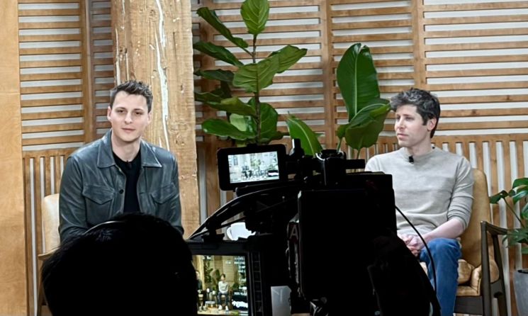 알렉스 블라니아 툴스포휴머니티(THF) 최고경영자(CEO·왼쪽)와 샘 올트먼 오픈AI CEO가 11일(현지시간) 미국 샌프란시스코에서 개최한 '언랩드'(Unwrapped) 행사에서 월드앱을 만든 이유에 대해 설명하고 있다. 연합뉴스