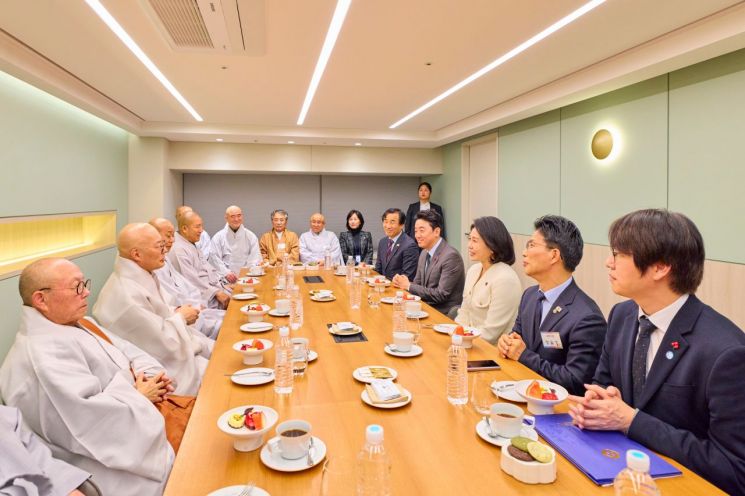 金여사, 불교계 송년 만찬 참석…"국민 마음 하나로 모으는 계기 되길"