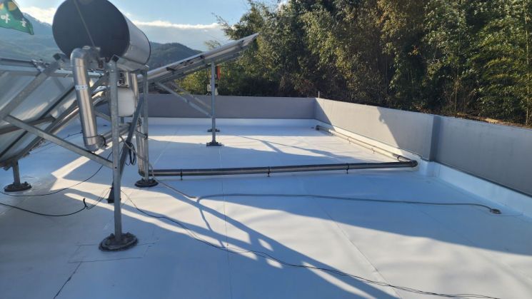 경로당 옥상이 열가소성 합성수지 계열의 시트와 시트가 하나의 방수층으로 일체화되는 구조인  TPO 방수공법으로 보수됐다. 삼도이앤씨 제공